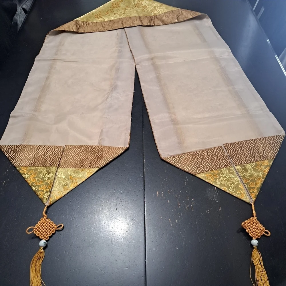 Vintage Silk Jaquard Asian Inspired Table Runner & Six Matching Place Mats